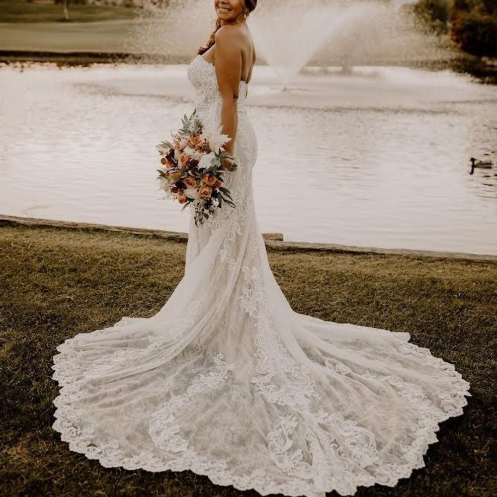 WEDDING DRESS - Essense of Australia  D2988.